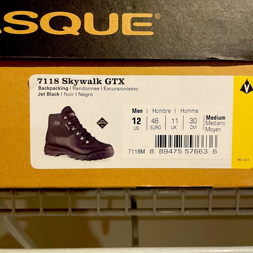 Vasque boots black on black